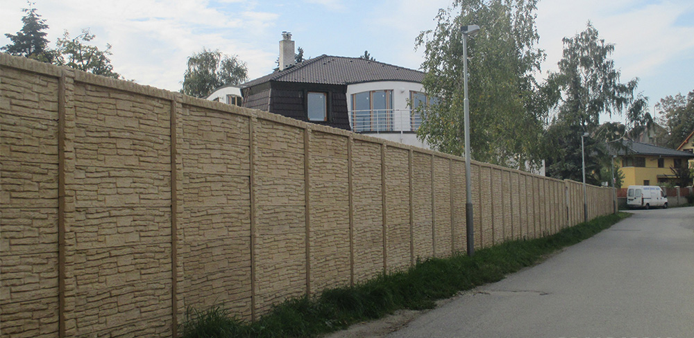 Betonový panelový plot