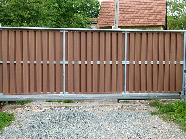 Možnost využití WPC plotovek na pojezdové bráně