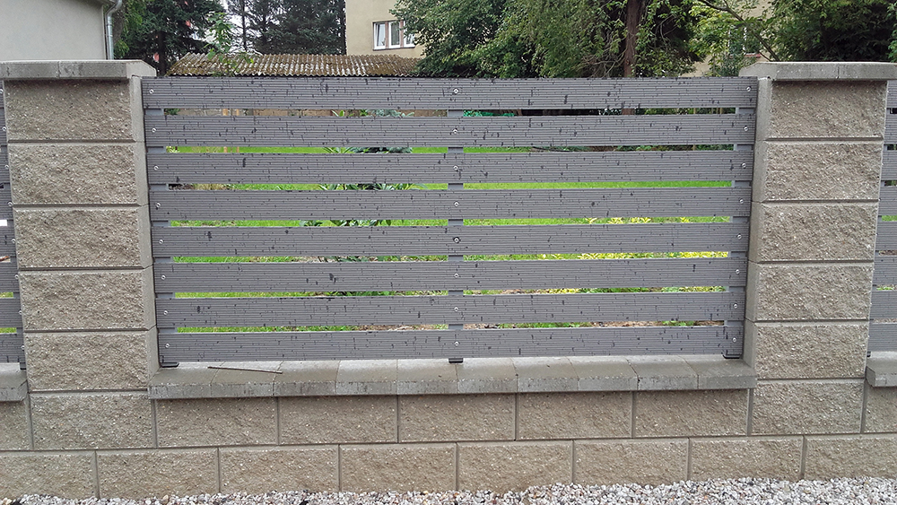 Betonové sloupky KB-BLOK a šedé WPC plotovky